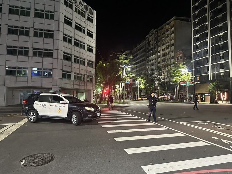李姓男子21日凌晨因與胞弟發生糾紛,2人到高雄警察局苓雅分局成功路派出所製作筆錄,李男步出派出所穿越馬路時,突然倒臥斑馬線上並與車輛發生碰撞,受創嚴重、送醫不治,詳細肇事原因及責任仍待交通大隊分析研判。(高雄市警察局苓雅分局提供)中央社記者張已亷傳真 114年5月21日