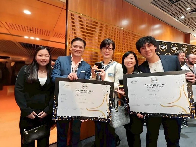 中山醫學大學物理治療系校友葉晉毓(左2)憑藉2項智慧復健設備,在法國巴黎國際發明展奪雙金,與家人及駐法代表郝培芝(中)合影。(中山醫大提供)中央社記者郝雪卿傳真 114年5月21日