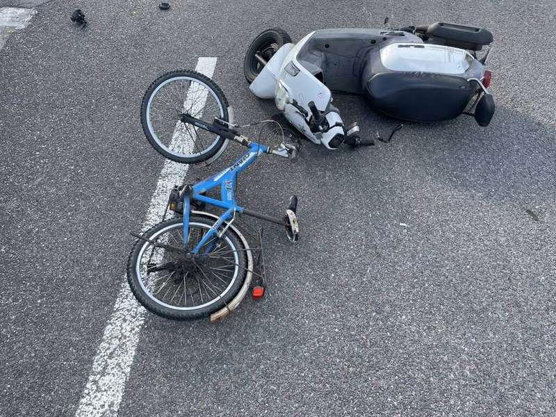 屏東縣內埔鄉日前發生機車與自行車碰撞事故,李姓女大生騎乘機車闖紅燈後自摔,機車倒地滑行,碰撞騎自行車綠燈直行的唐姓老翁,導致雙方受傷送醫;唐翁20日不治。(屏東縣政府警察局內埔分局提供)中央社記者黃郁菁傳真 114年5月21日