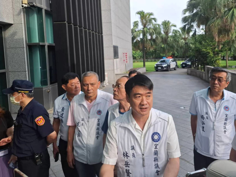 宜蘭地檢署偵辦罷免民進黨立委陳俊宇涉幽靈連署案,21日約談國民黨宜蘭縣黨部主委林明昌,其子宜蘭縣議員林岳賢(右2)下午在地檢署外表示,相信清者自清,盼父親能早點出來。(國民黨宜蘭縣黨部提供)中央社記者王朝鈺傳真 114年5月21日