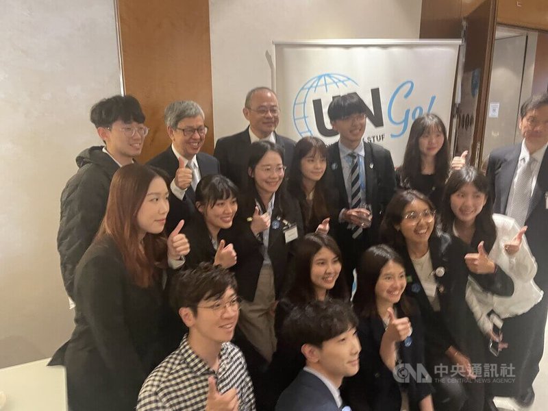 前副總統陳建仁(後排左2)出席台灣在世衛大會場邊活動,獲年輕人爭相合照,他熱情招呼大家靠攏、比讚。中央社記者田習如日內瓦攝 114年5月20日