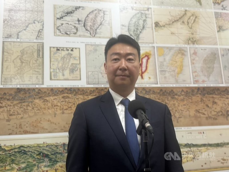 根據交通部統計,推出高齡換照政策後,高齡肇事率仍逐年上升。交通部長陳世凱(圖)21日在立法院接受媒體聯訪表示,過去10年,年長者肇事比例微幅增加,未來會用更有效且科學方式來檢驗駕駛方面的能力,包含危險感知、認知能力等。中央社記者余曉涵攝 114年5月21日