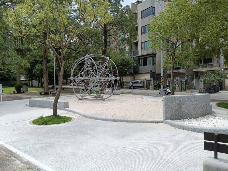新竹縣竹北市兒五高鐵公園內的星際系列遊戲場「星際天體」日前啟用,設施主體為銀灰色球形爬網,一旁還有沙坑與洗腳區,讓兒童攀爬登高探索。中央社記者魯鋼駿攝 114年5月21日