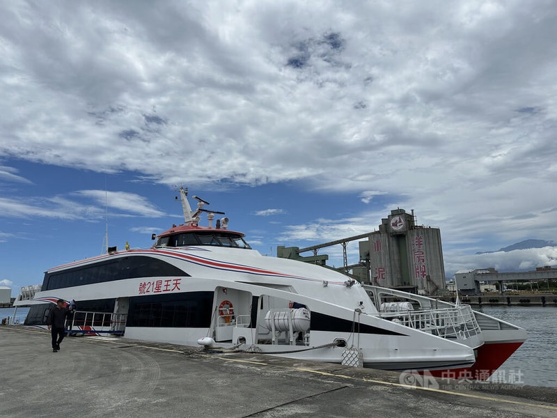近日頻有強降雨,台9線蘇花公路、台鐵北迴線3天內斷2次,交通部計畫啟動海運疏運,新船「天王星21號」中午航行至花蓮港碼頭試泊,預作備援。中央社記者李先鳳攝 114年5月21日
