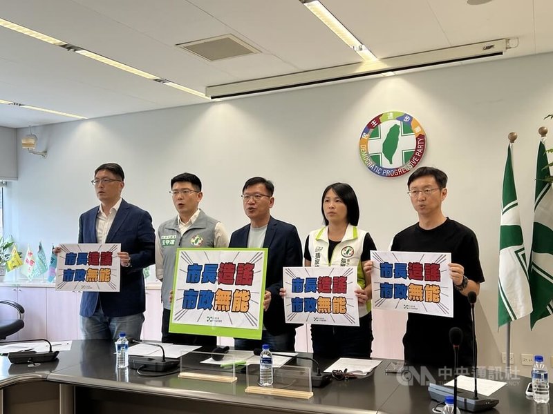 對於台中市長盧秀燕及環保局長陳宏益近日指中火火力全開,台中市議會民進黨團21日舉行記者會,黨團總召王立任(中)與市議員黃守達(左2)、江肇國(右)等質疑市府操作能源議題,刻意用錯誤資訊造謠帶風向。中央社記者郝雪卿攝 114年5月21日