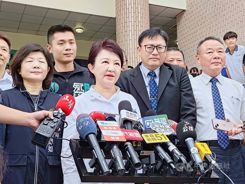 總統賴清德就職滿一週年,20日在總統府發表談話。台中市長盧秀燕(前左2)21日接受媒體聯訪表示,她注意到賴總統的理念與路線有調整,也善意地提醒賴總統,還是要把人民放在第一位,把政治放在最後、以民為念,真正做到國泰民安,這是基層的聲音。中央社記者蘇木春攝 114年5月21日
