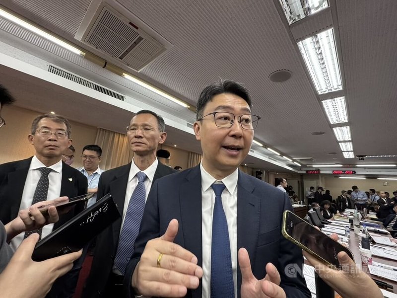 新北三峽發生車禍釀死傷,立委建議應強制車輛裝設先進駕駛輔助系統(ADAS)。交通部長陳世凱(前右)21日在立法院表示,新車幾乎都已有ADAS,舊車是否強制加裝,會在3個月內研議。中央社記者余曉涵攝 114年5月21日