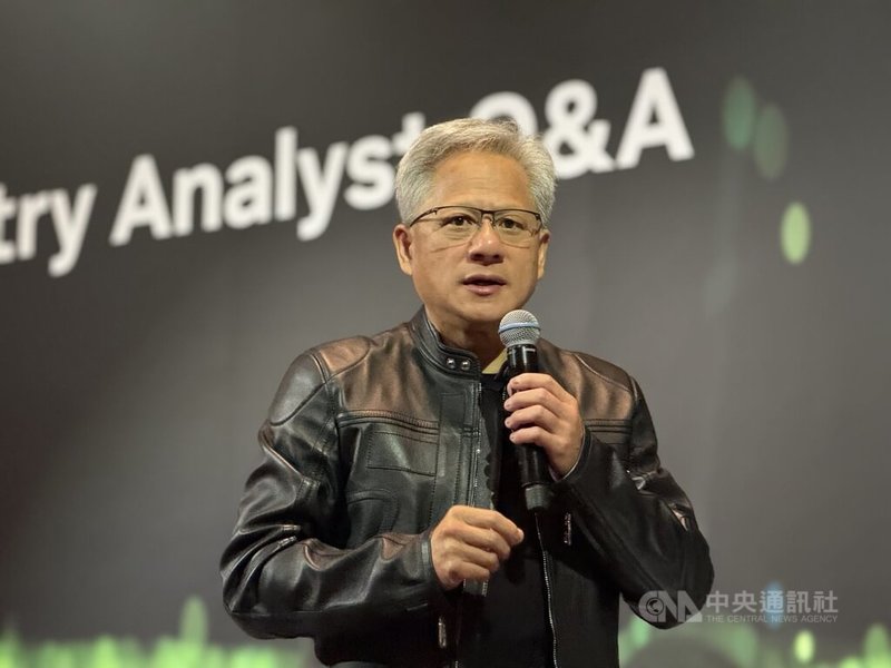 輝達(NVIDIA)執行長黃仁勳21日舉行台北國際電腦展(COMPUTEX)全球媒體問答,談到美國管制人工智慧(AI)晶片出口,他直言這項政策是錯誤的,可能刺激中國加速發展AI。中央社記者吳家豪攝 114年5月21日