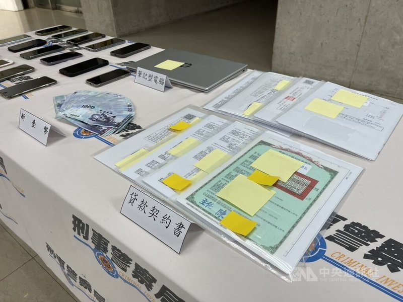 刑事局獲報,有詐欺集團以假檢警詐術誘騙被害人詐財,並結合林姓地政士和黑幫資產公司共同騙取被害人不動產,至少7人受害、總財損近新台幣4000萬元,共逮14嫌送辦。圖為贓證物。(翻攝照片)中央社記者黃麗芸傳真 114年5月21日