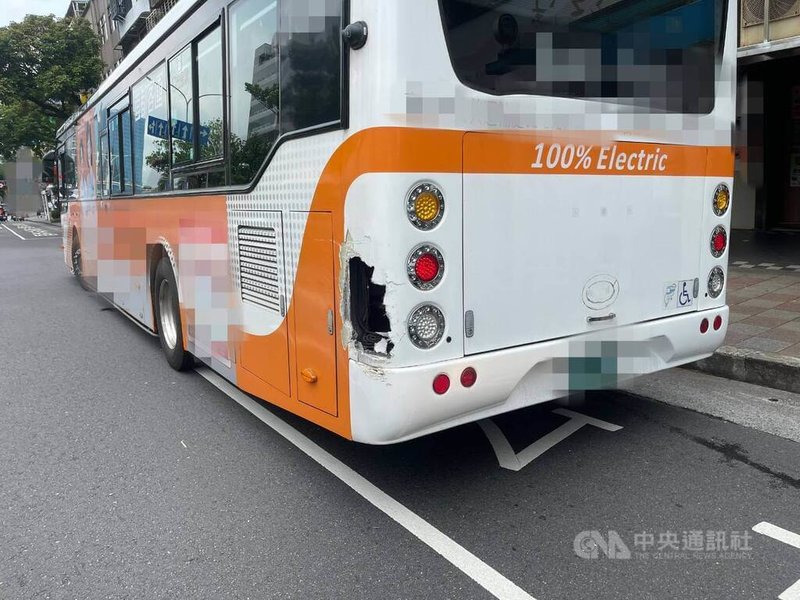 台北市南港區21日發生車禍事故,小貨車駕駛43歲趙男沿忠孝東路6段行駛,在變換車道時不慎碰撞前方停等的公車,造成公車車尾受損,所幸現場無人受傷。(翻攝照片)中央社記者黃麗芸傳真 114年5月21日