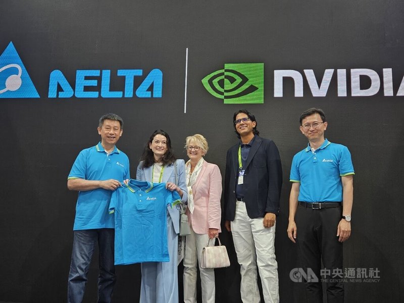 台達電盛大參加台北國際電腦展(COMPUTEX),今天舉行國際記者會,由董事長鄭平(左1)親自主持,輝達(NVIDIA)執行長黃仁勳妻子Lori Huang(中)和女兒黃敏珊(Madison Huang)(左2)特地到場站台助陣。中央社記者曾仁凱攝 114年5月21日
