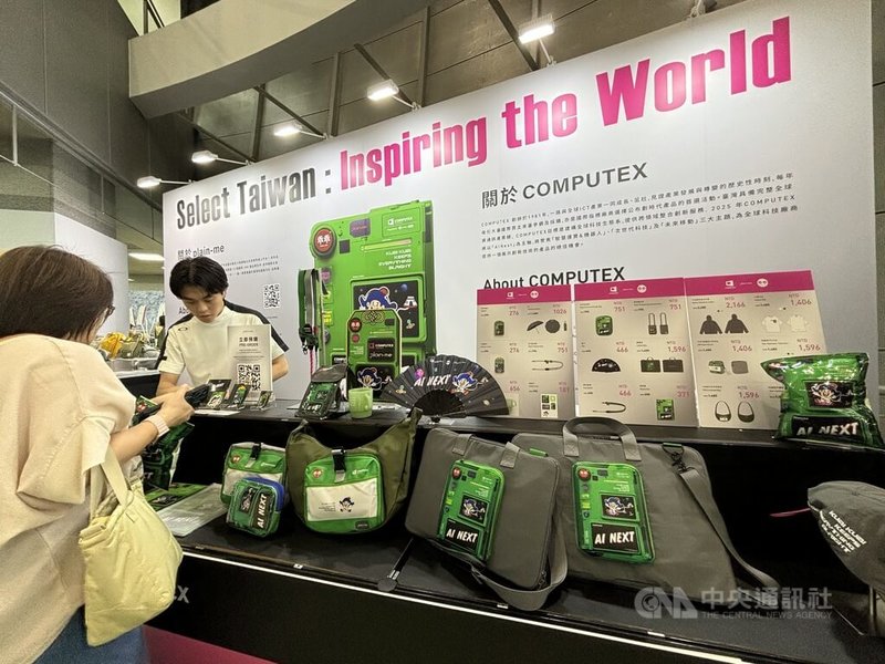 2025年台北國際電腦展（COMPUTEX）攜手台灣國民零食乖乖和選貨店plain-me聯名設置快閃店，推出馬克杯、電腦包、收納袋、側背包等產品。中央社記者劉千綾攝 114年5月21日