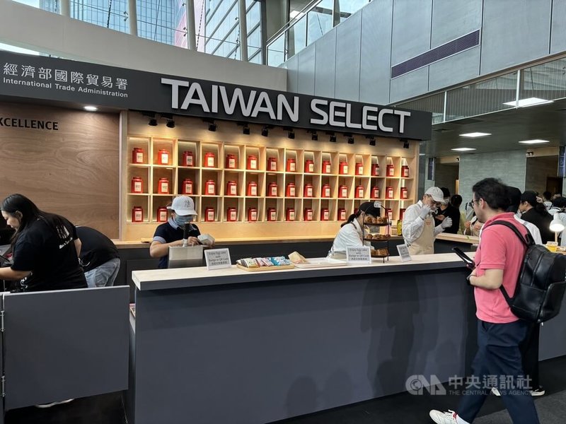 2025年台北國際電腦展(COMPUTEX)設有TAIWAN SELECT館,除集結33家台灣精品獲獎企業,也現場提供東方美人茶、茶葉蛋、綠豆椪、太陽餅等台式點心。中央社記者劉千綾攝 114年5月21日