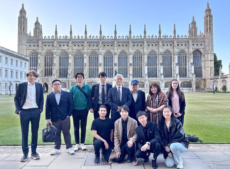 國民黨副主席夏立言19日受邀至英國劍橋大學國王學院與師生進行交流,分享擔任外交官及政務官近40年的所見所聞。(國民黨提供)中央社記者劉冠廷傳真 114年5月21日