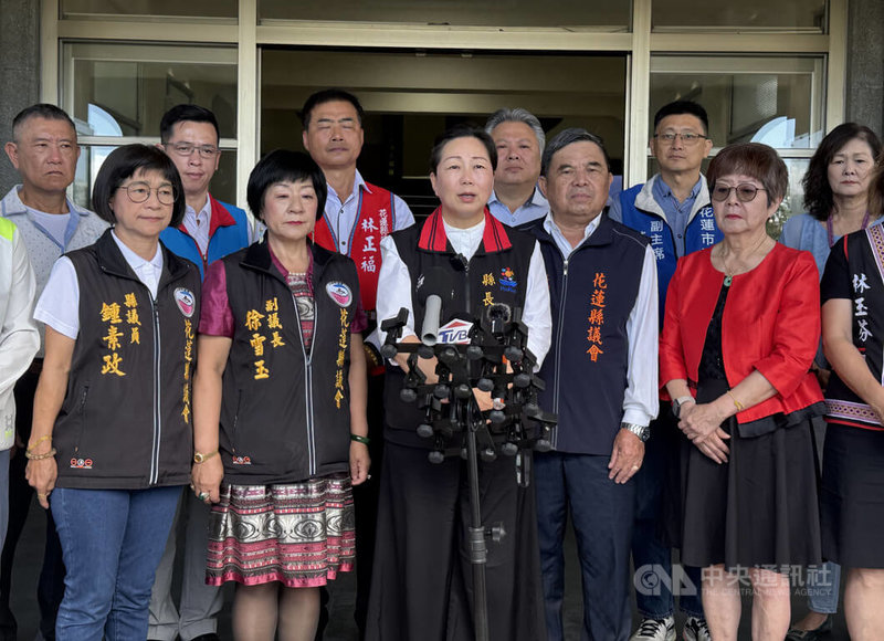 花蓮縣長徐榛蔚(前排中)21日上午與縣議員、觀光從業人員及商會代表等,在花蓮縣政府前舉行記者會,就蘇花公路、台鐵北迴線3天內斷2次等交通問題向中央表達訴求。中央社記者張祈攝 114年5月21日