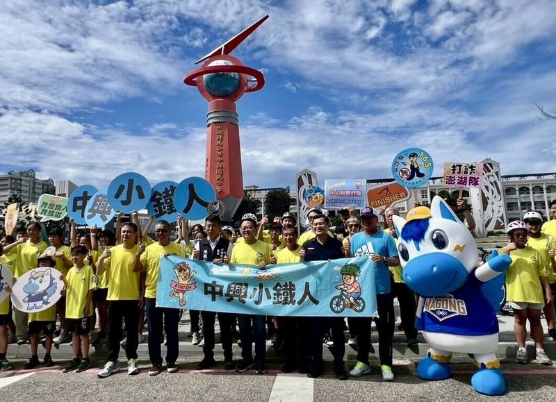 澎湖縣馬公市中興國小21日舉辦「中興小鐵人」活動,作為給應屆畢業生的獻禮,也讓學子們留下難忘回憶。(馬公市公所提供)中央社 114年5月21日