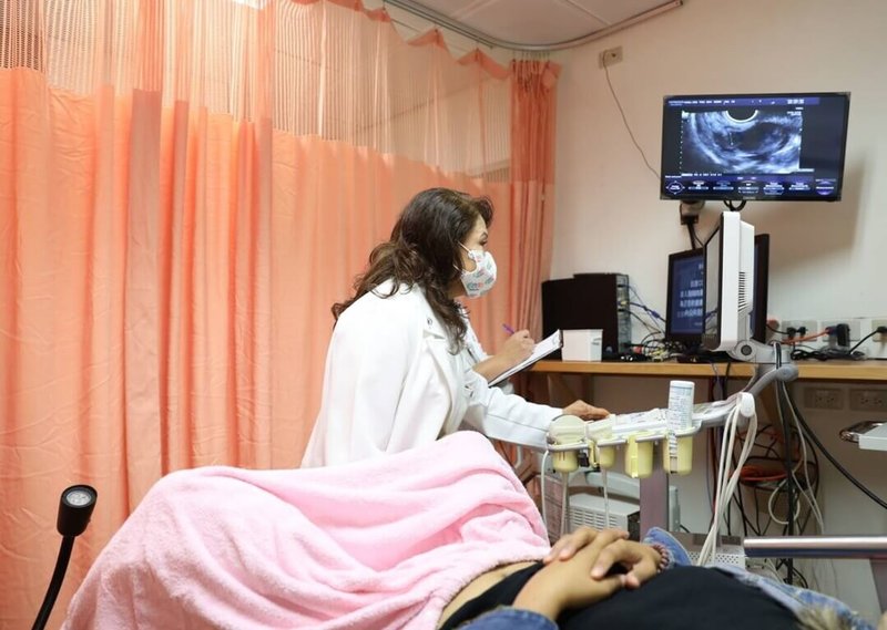 花蓮縣衛生局協助因疾病或治療影響生育功能的育齡女性保留生育選擇權,2025年起「凍卵補助計畫」再升級、擴大補助對象,納入多項可能導致卵巢功能受損的疾病條件。圖為婦科診察示意圖,非相關當事人。(花蓮縣衛生局提供)中央社記者李先鳳傳真 114年5月21日