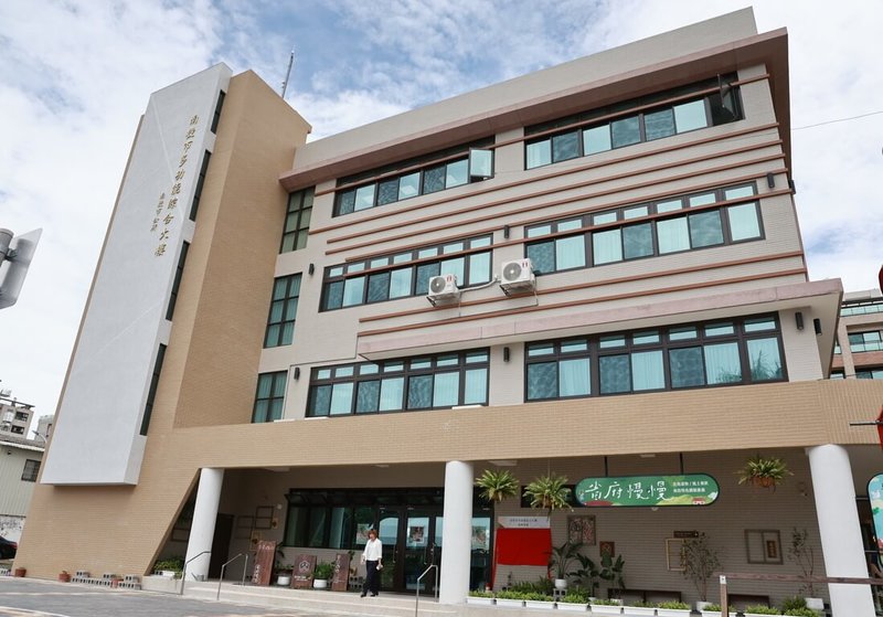 南投市多功能綜合大樓21日揭牌,具文創展售、集會所、社區關懷據點、日照中心功能。(南投縣政府提供)中央社記者蕭博陽南投縣傳真 114年5月21日
