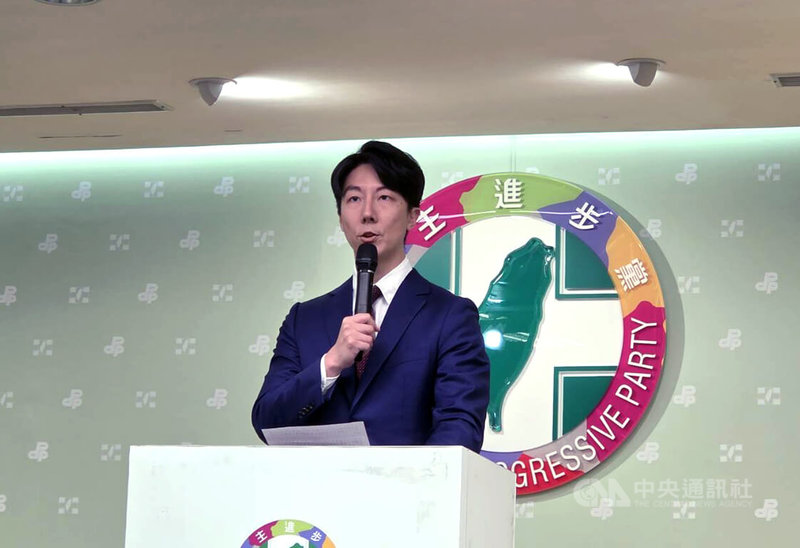 民進黨發言人吳崢21日主持民進黨中常會後記者會。中央社記者葉素萍攝 114年5月21日