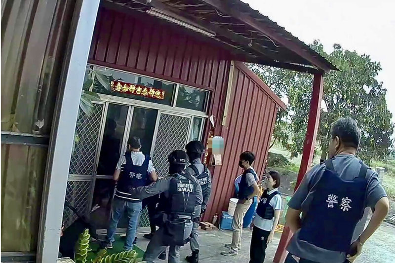 台南2名男子涉嫌利用位於仁德區一處私人神壇掩護販毒,仍遭警方蒐證後執行搜索破獲。(警方提供)中央社記者楊思瑞台南傳真 114年5月21日