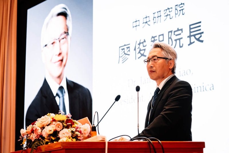 第5屆台灣研究世界大會21日於中央研究院登場,中研院長廖俊智(圖)開幕致詞表示,這次為期3天的會議,共有來自全球30個國家、逾750名學者參與,顯示在面對全球局勢的急遽變動下,台灣研究在國際學術界的重要性日益提升,展現台灣研究的豐沛活力。(中研院提供)中央社記者張雄風傳真 114年5月21日