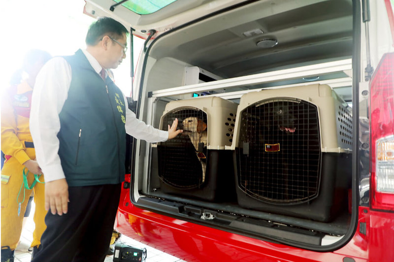 台南市消防局獲熱心市民捐贈一輛全新搜救犬運輸車,市長黃偉哲(圖)21日出席捐贈儀式,並參觀車內裝備。(台南市政府提供)中央社記者楊思瑞台南傳真 114年5月21日