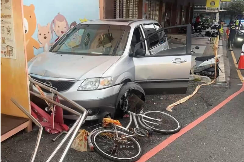 台南市玉井區20日傍晚發生廂型車疑暴衝失控事故,撞上一對步行經過的夫妻,造成1死1傷,肇事車輛撞倒多輛機車後再撞上牆,才總算停下。(讀者提供)中央社記者楊思瑞台南傳真 114年5月20日