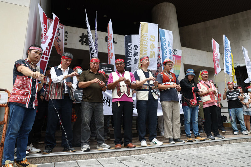噶瑪蘭、巴布薩等多個原民族群代表21日聯合在立法院群賢樓外舉行記者會,以傳統儀式向祖靈溝通致意,並表達反對另立「平埔族群」或「平埔原住民族群」權利體系,呼籲立法院內政委員會進行修正或擱置「平埔原住民族群身分法」草案。中央社記者王騰毅攝 114年5月21日