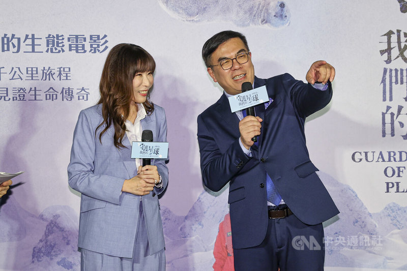 資深生態自然節目主持人舒夢蘭(左)親自執導紀錄片「守護我們的星球」,21日晚間在台北首映,環境部長彭啓明(右)出席力挺。中央社記者鄭清元攝 114年5月21日