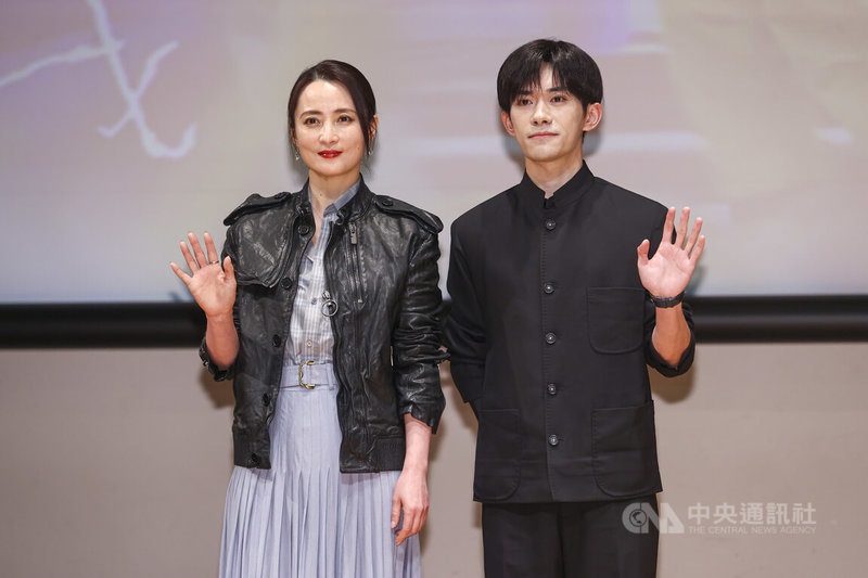 中國電影「小小的我」主要演員蔣勤勤(左)、易烊千璽(右)21日來台灣參加第16屆兩岸影展開幕,並分享準備角色的心情。中央社記者鄭清元攝 114年5月21日