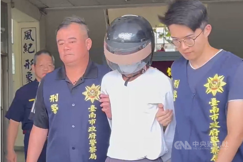 台南市玉井區20日發生廂型車暴衝,造成行人夫妻1死1傷,肇事駕駛嚴姓男子(右2)自稱癲癇發作,警方訊後21日依過失致死罪嫌移送法辦。中央社記者楊思瑞攝 114年5月21日