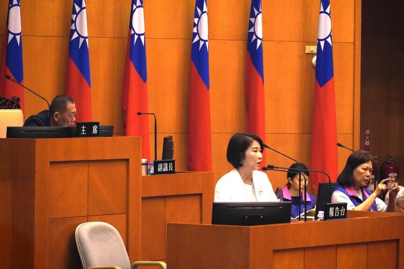 受總預算刪減影響,屏東縣政府114年度一般性補助減少逾新台幣52億元。屏東縣長周春米(中)21日在縣議會施政報告表示憂心。(屏東縣政府提供)中央社記者黃郁菁傳真 114年5月21日