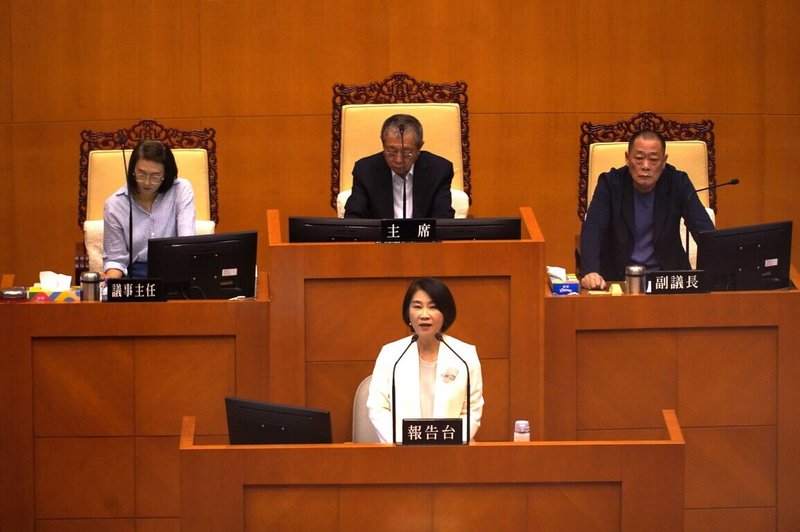 屏東縣長周春米(前中)21日在縣議會施政總報告,提出未來施政藍圖。(屏東縣政府提供)中央社記者黃郁菁傳真 114年5月21日