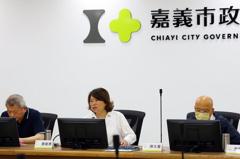嘉義市政府20日接獲行政院通知114年度一般性補助款刪減新台幣17億1200萬元,市長黃敏惠(中)開會因應,籲中央應恢復原核定數,並如期撥付,維護民眾權益。(嘉義市政府提供)中央社記者黃國芳傳真 114年5月21日
