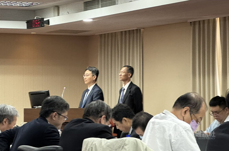 由於觀光署從民國114年清明連假起,僅公布全台旅宿訂房率前幾名縣市,不再公布全台數據,遭立委質詢讓遊客不方便;交通部長陳世凱(後左)21日答詢時說,不少旅客是前1天才訂房,2週前數據參考率較低,可考慮前1天公布全台數據。中央社記者余曉涵攝 114年5月21日