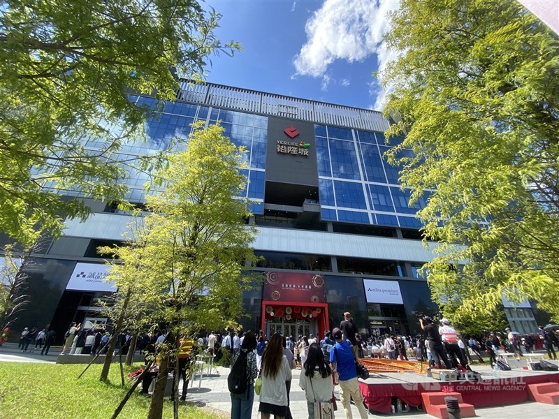 裕隆21日下午預估,今年台灣新車掛牌數可能低於45萬輛,裕隆城收入持續成長。圖為裕隆城一隅。(中央社檔案照片)