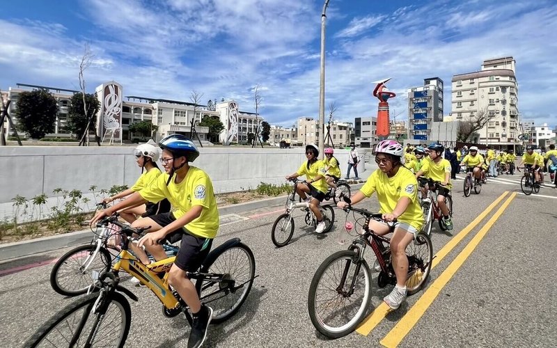 澎湖縣馬公市中興國小21日舉辦「中興小鐵人」挑戰活動,盼應屆畢業生不只留下難忘回憶,還有勇於挑戰自我、學會堅持的歷程,未來將延續到人生的每一步。(馬公市公所提供)中央社 114年5月21日
