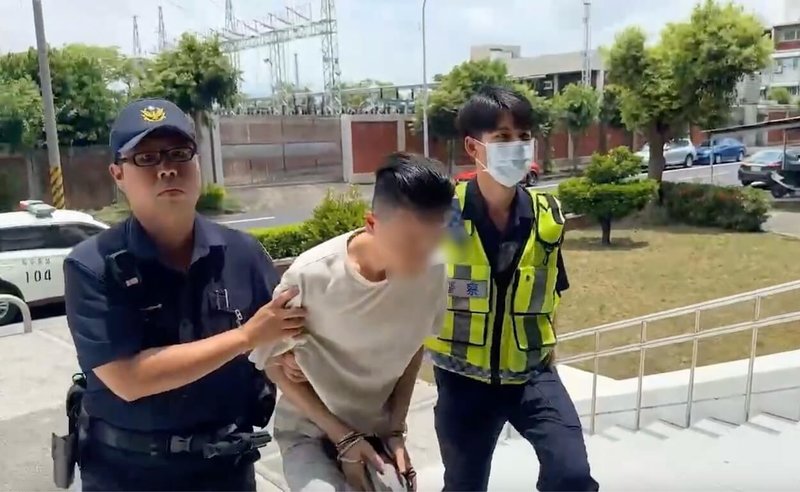 鍾姓男子(左2)21日疑因感情糾紛開車到苗栗,衝撞三義市場附近一處民宅,警方到場依毀損、公共危險罪嫌現行犯逮捕,訊後移送偵辦。(民眾提供)中央社記者管瑞平傳真 114年5月21日