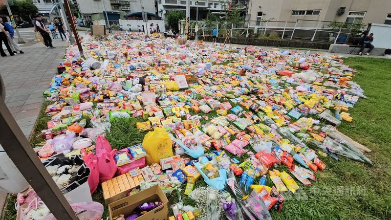 新北市三峽區19日發生重大車禍釀死傷,不少民眾陸續到現場哀悼,路口的公園擺滿了鮮花、零食飲料及玩偶。中央社記者王鴻國攝 114年5月21日