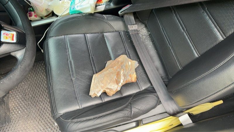 台中和平區中橫便道21日上午往梨山通行車隊行經12.5k處時,1輛自小客遭落石擊中,造成副駕駛座乘客腿部挫傷送醫,幸無生命危險。(谷關工務段提供)中央社記者郝雪卿傳真 114年5月21日