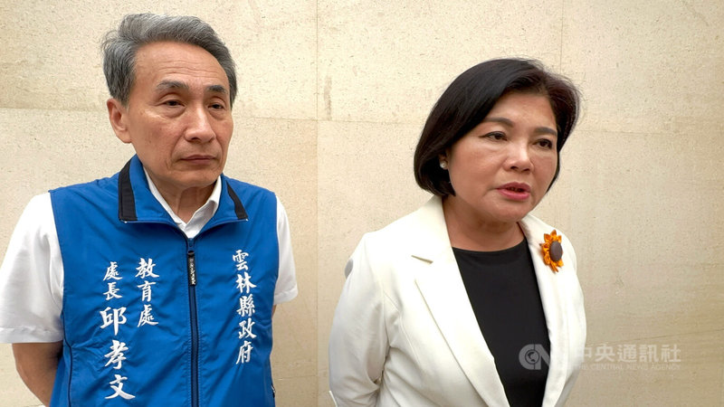 一名攝影師2024年11月以約拍方式性侵國中女學生,今年5月才收押,且學校日前才完成校安通報。對此,雲林縣長張麗善(右)21日說,案發後,社會處和警察局按程序即刻處理,而學校認知全案屬社會事件,非校安問題,實屬重大缺失,縣府會針對未做到完善部分深刻檢討。 中央社記者姜宜菁攝 114年5月21日