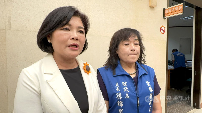 受立法院刪總預算影響,雲林縣府今年一般性補助款將減新台幣37.6億元,縣長張麗善(左)21日要求各局處各項業務30%的預算控管,以輕重緩急作調整,跨年晚會等活動經費恐受衝擊。 中央社記者姜宜菁攝 114年5月21日