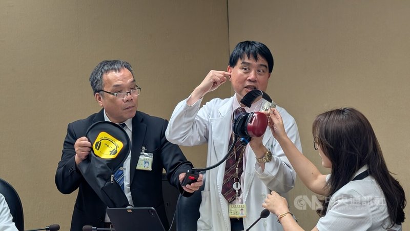 台北榮總耳鼻喉頭頸醫學部耳科醫師廖文輝(中)21日說明,北榮獨創遠紅外線照射治療,可透過探頭深入內耳提升耳蝸微循環與代謝,有助改善突發性耳聾。中央社記者曾以寧攝 114年5月21日