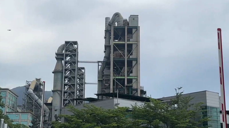 台泥花蓮和平廠21日上午7時許發生火警,替代燃料系統的木屑皮帶投入口有火苗竄出,消防人員到場撲滅火勢,無人員受傷。(民眾提供)中央社記者張祈傳真 114年5月21日