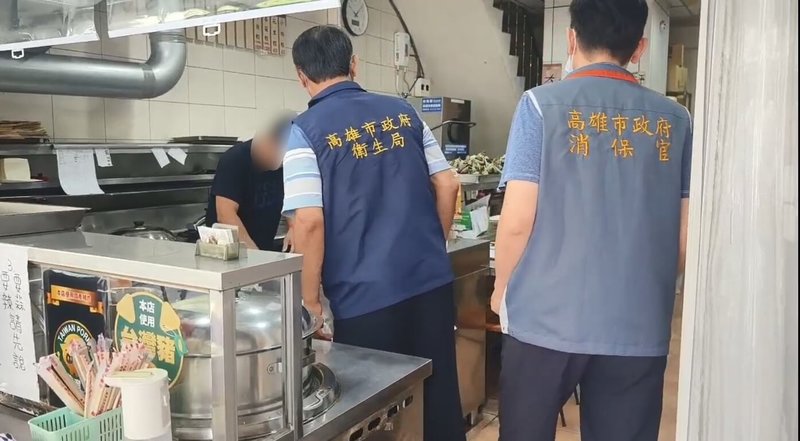 為保障民眾飲食安全、強化食品安全管理，近期高雄市衛生局與消保官啟動端午專案進行食品聯合查察，派員前往轄內傳統市場、賣場、超市、南北貨攤商、食品製造業及餐飲業等市售端午即食粽子、應景食材抽驗。（高雄市衛生局提供）中央社記者林巧璉傳真  114年5月21日