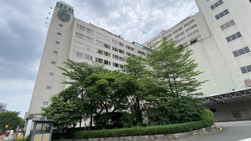 新北市三峽區北大國小外車禍部分傷患及余姓肇事駕駛送往亞東紀念醫院,院方21日表示,2名受傷國中學生目前病況穩定,持續恢復中;余男則已完成第2次手術,目前在加護病房治療,意識狀態仍需觀察。圖為亞東醫院外觀。中央社記者黃旭昇新北市攝 114年5月21日