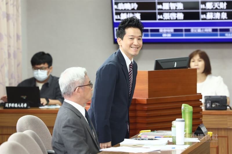 總統府114年預算遭立法院凍結新台幣2億多元解凍,總統府副秘書長何志偉(中,站立者)21日表示,這是感謝與團結的開始。中央社記者王騰毅攝 114年5月21日