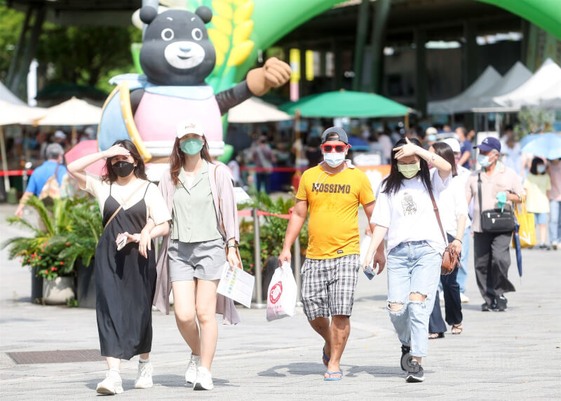 圖為台北花博園區，民眾伸手遮擋火熱陽光。（中央社檔案照片）