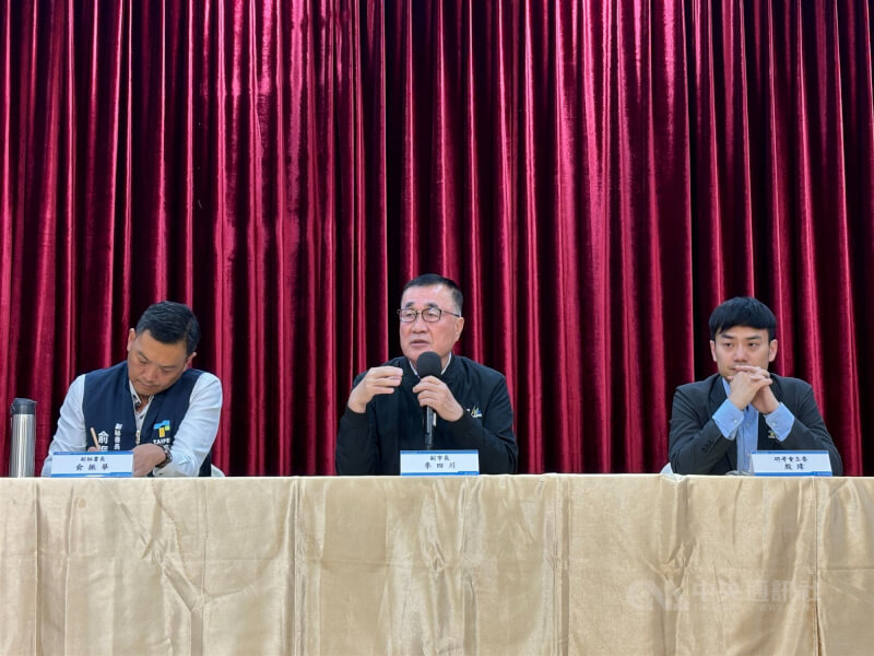 輝達執行長黃仁勳宣布台灣辦公室將落腳北投、士林,台北市副市長李四川(中)21日對此表示,應會是在北投士林科技園區的T17、T18街廓,不過取得地上權的新光人壽還沒跟市府聯繫,所以尚未完全確定。中央社記者陳昱婷攝 114年5月21日