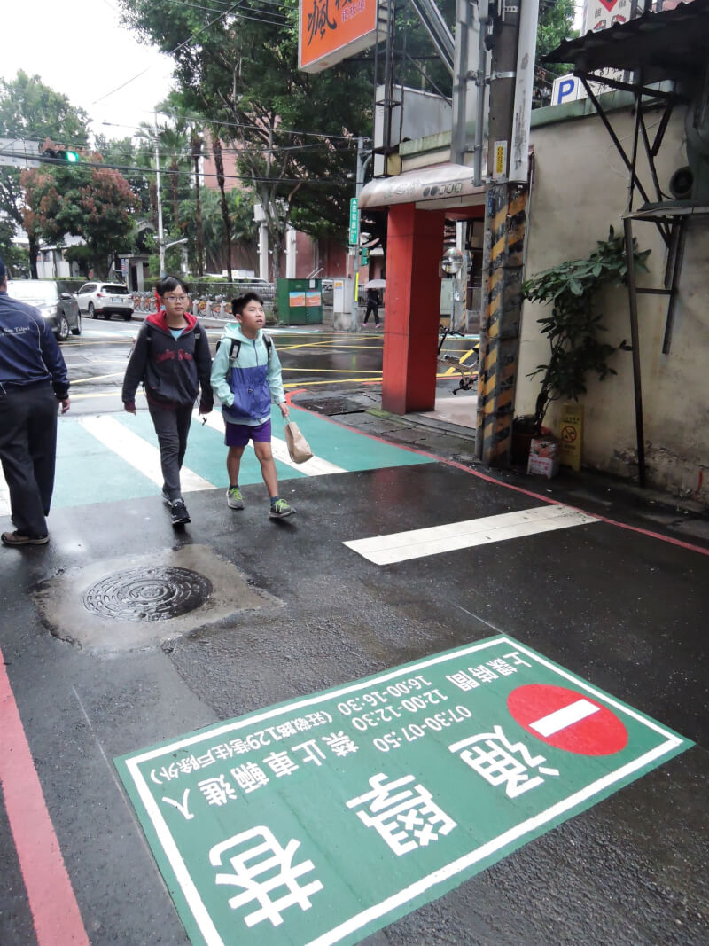 圖為新北市板橋一處通學巷。(新北市政府交通局提供)
